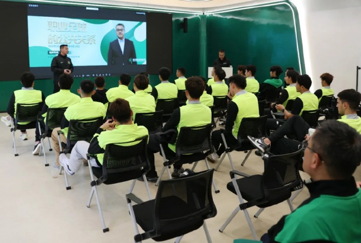 浙江队组织职业公关培训 王涛授课强调媒体应对