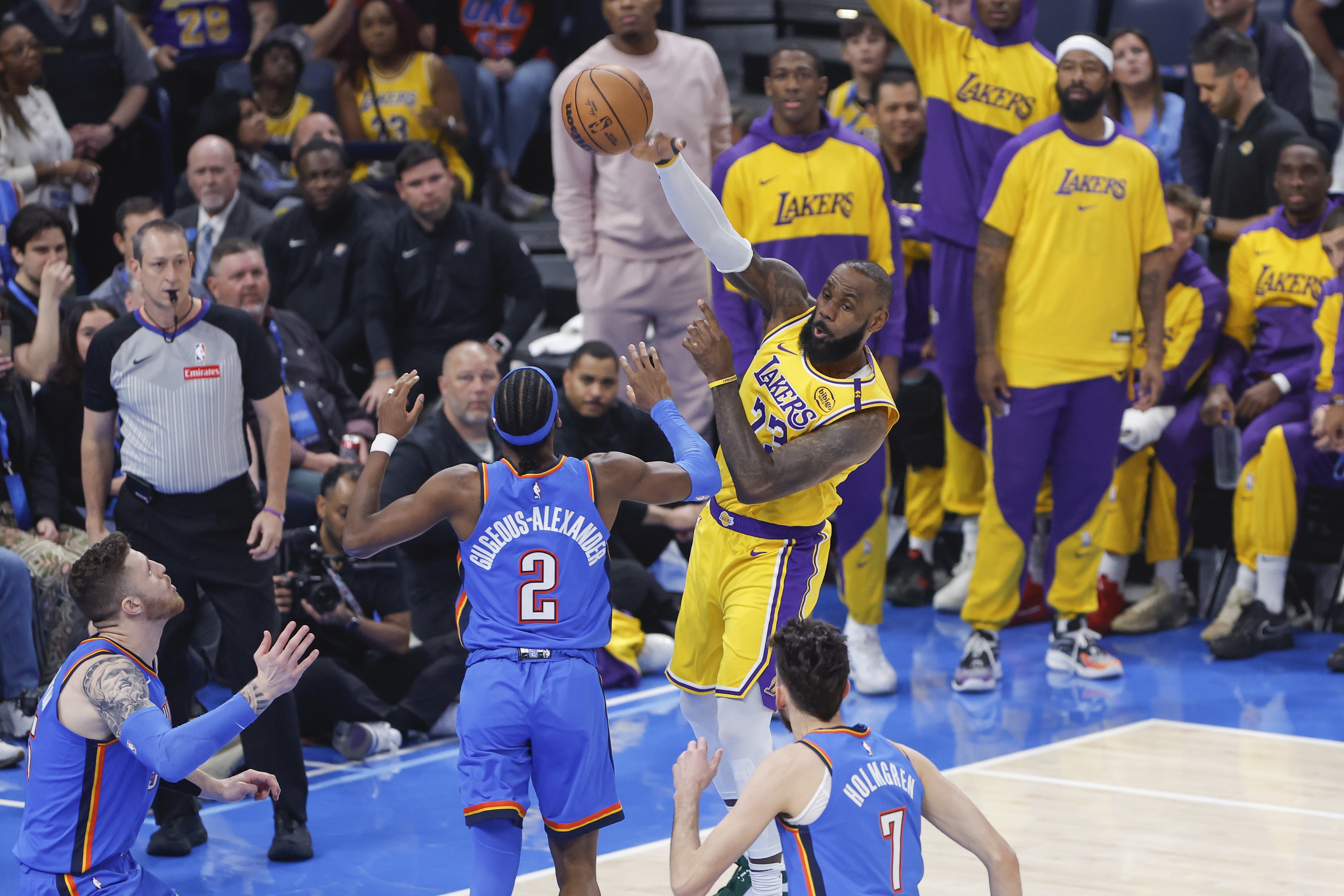 詹姆斯播客评季后赛格局 雷霆头号热门 马刺掘金湖人绿军紧随 詹姆斯播客评季后赛格局 雷霆头号热门 马刺掘金湖人绿军紧随