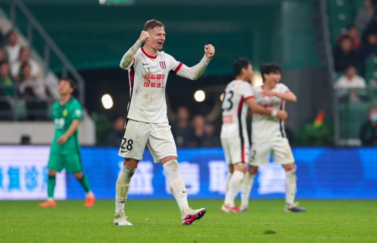 索罗金亲述蓉城球迷狂热 客胜国安后机场挤满接机人群 索罗金亲述蓉城球迷狂热 客胜国安后机场挤满接机人群