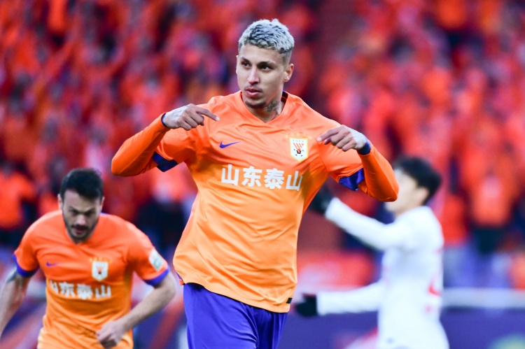 克雷桑伤愈复出破门难救主 泰山主场憾平海港