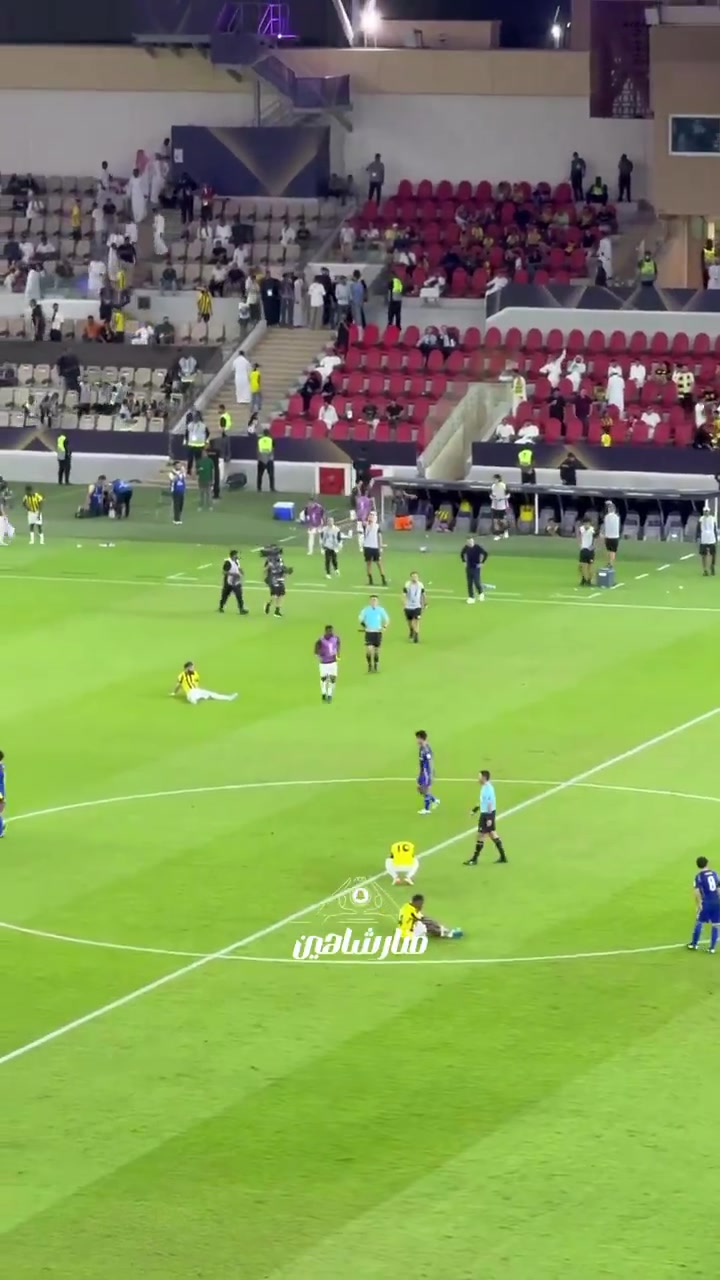 马宁赛后遭吉达联合球员冲撞 出示红牌