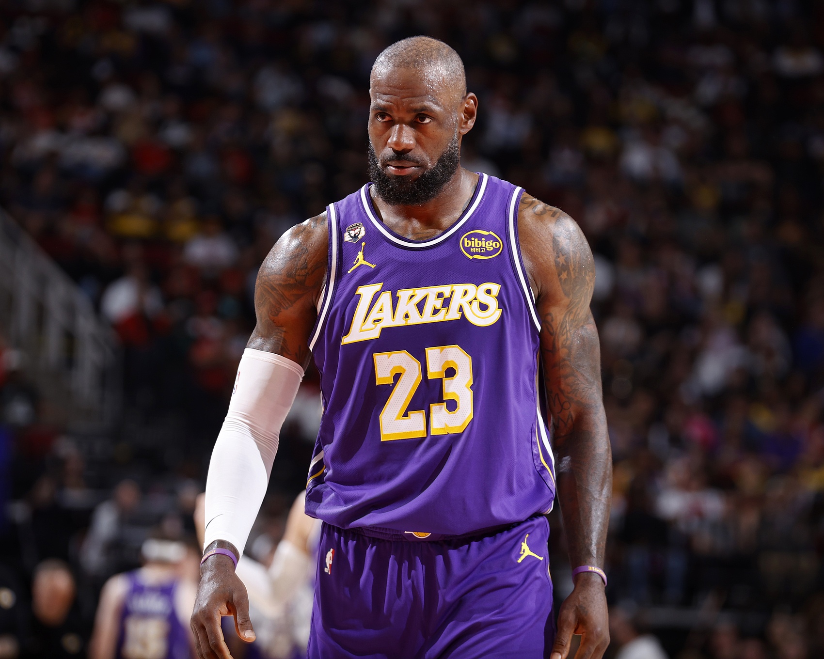 詹姆斯半场10助攻平季后赛纪录 湖人主场两分领先火箭