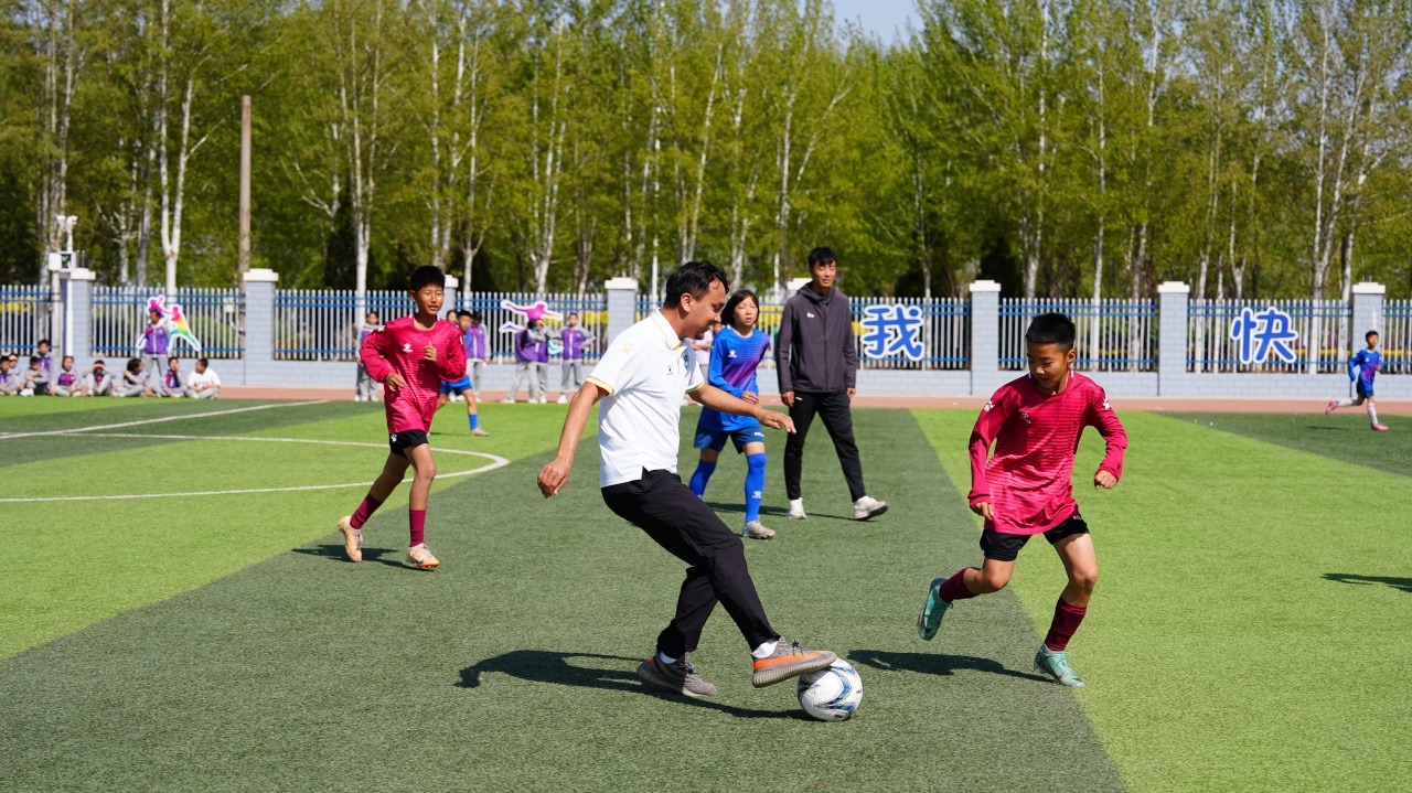 足协杯种子计划落地宁夏平罗 装备捐赠与冠军奖杯巡展进校园