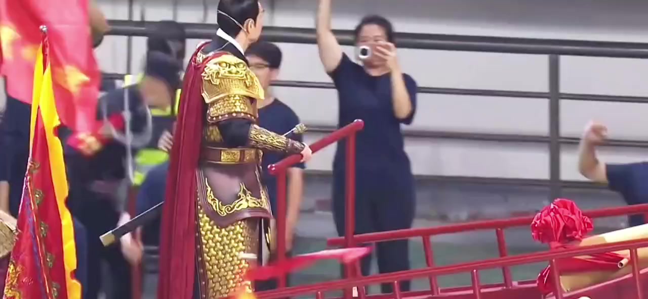 赵文卓扮郑成功登船拔剑喊话:杀!杀!杀! 赵文卓扮郑成功登船拔剑喊话:杀!杀!杀!