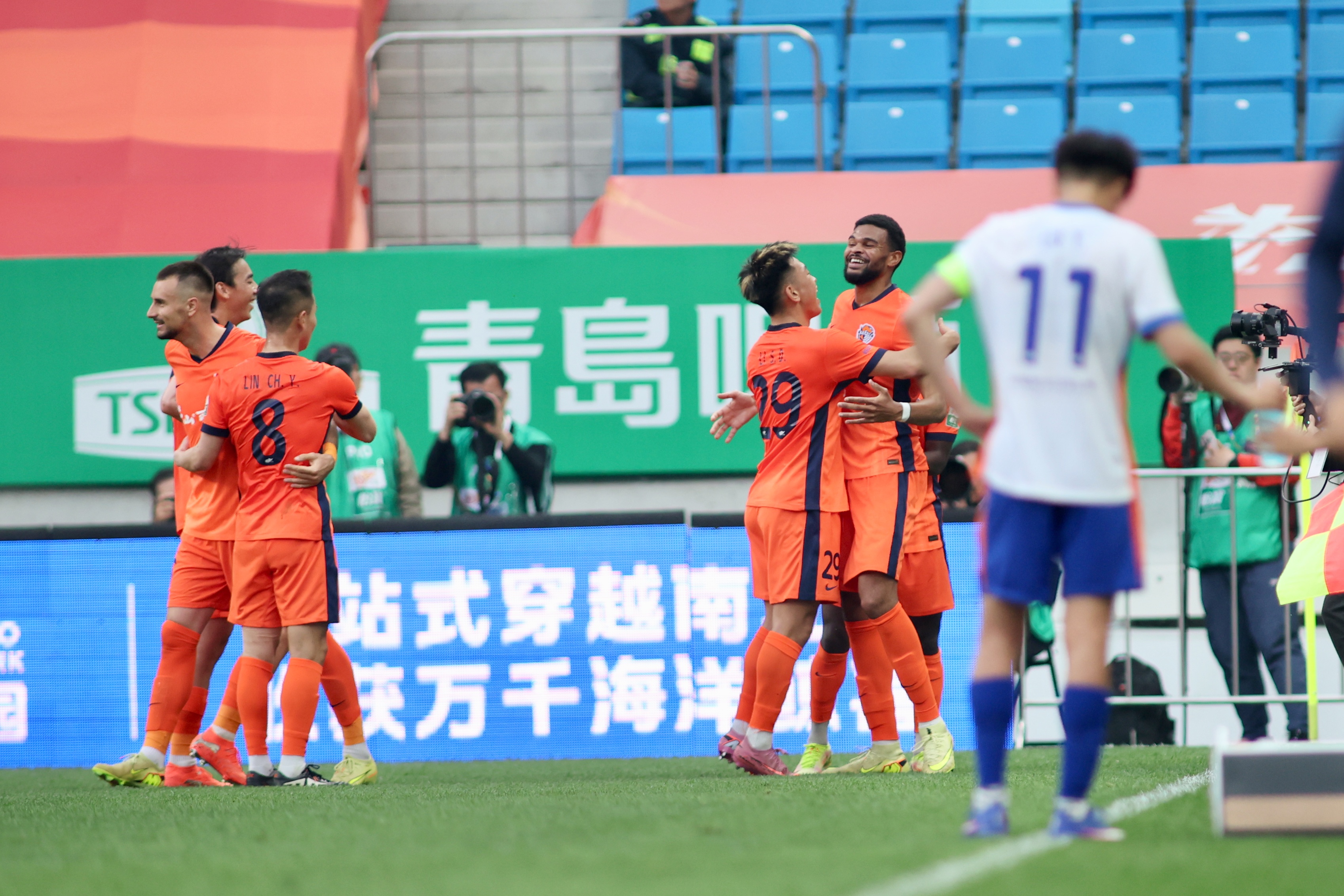 青岛海牛双杀泰山海港 积分-7变4逃离降级区 青岛海牛双杀泰山海港 积分-7变4逃离降级区