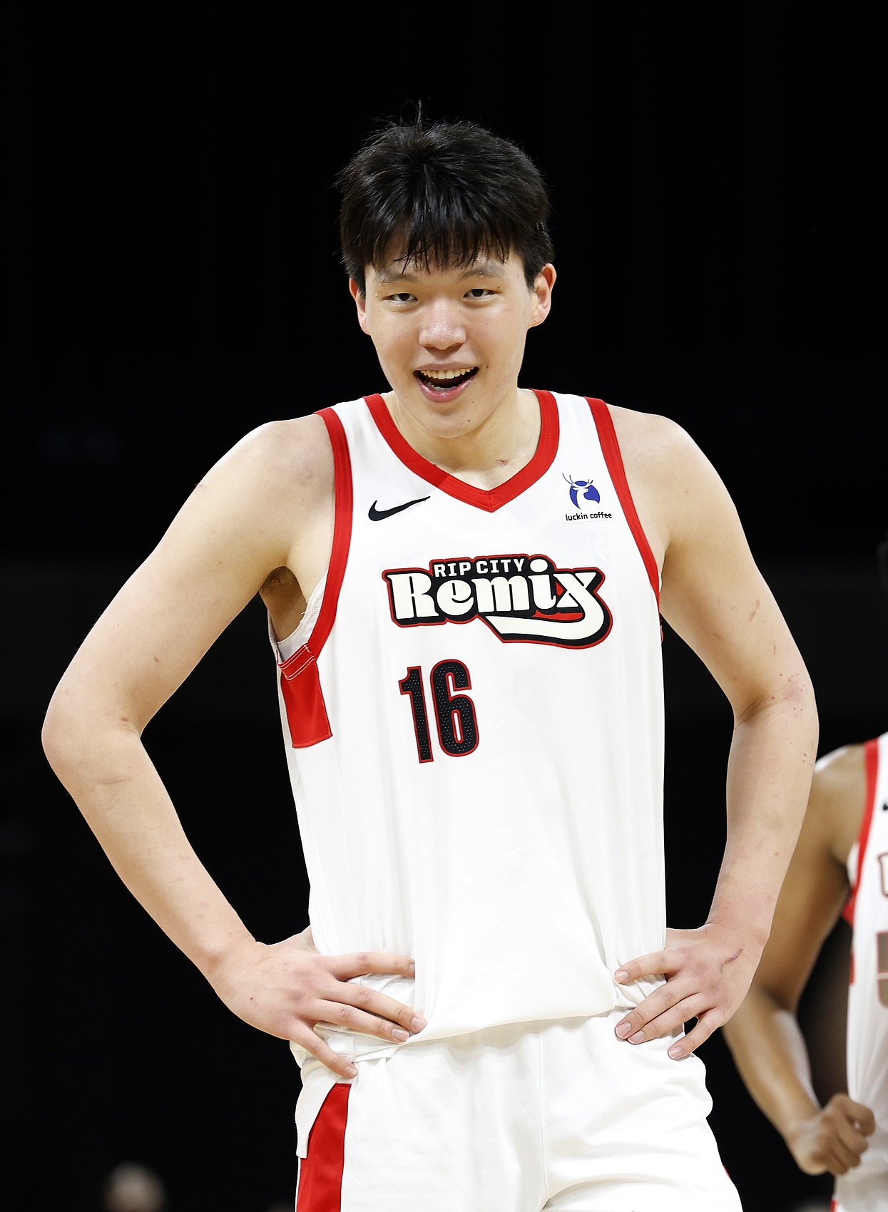 杨瀚森新秀赛季场均2.2分1.5板 命中率31%