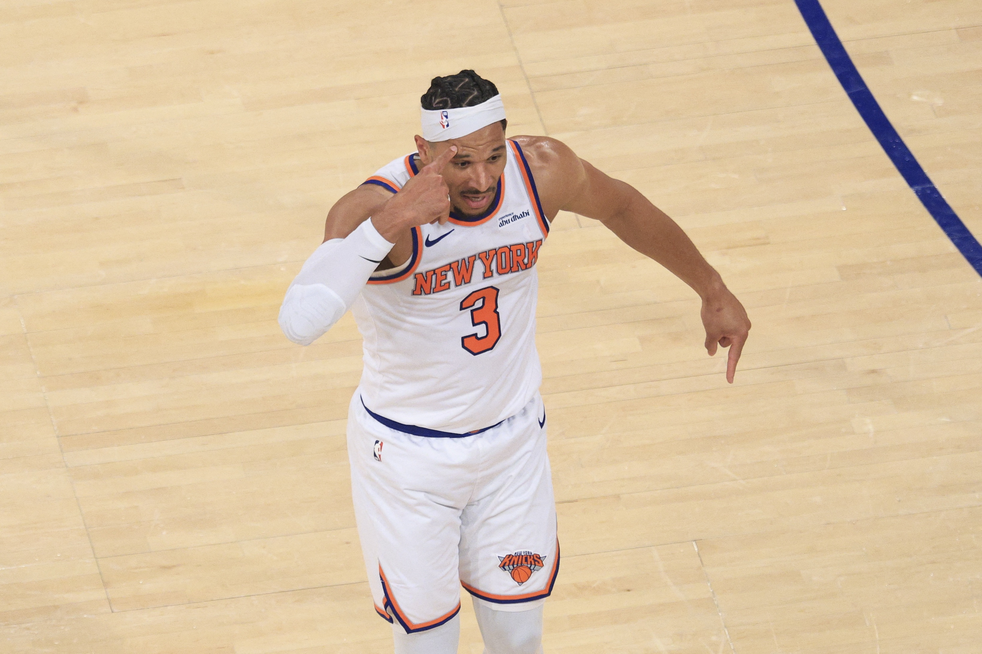 詹姆斯盛赞尼克斯板凳深度:麦克布莱德、米切尔·罗宾逊保持势头,哈特干尽脏活 詹姆斯盛赞尼克斯板凳深度:麦克布莱德、米切尔·罗宾逊保持势头,哈特干尽脏活