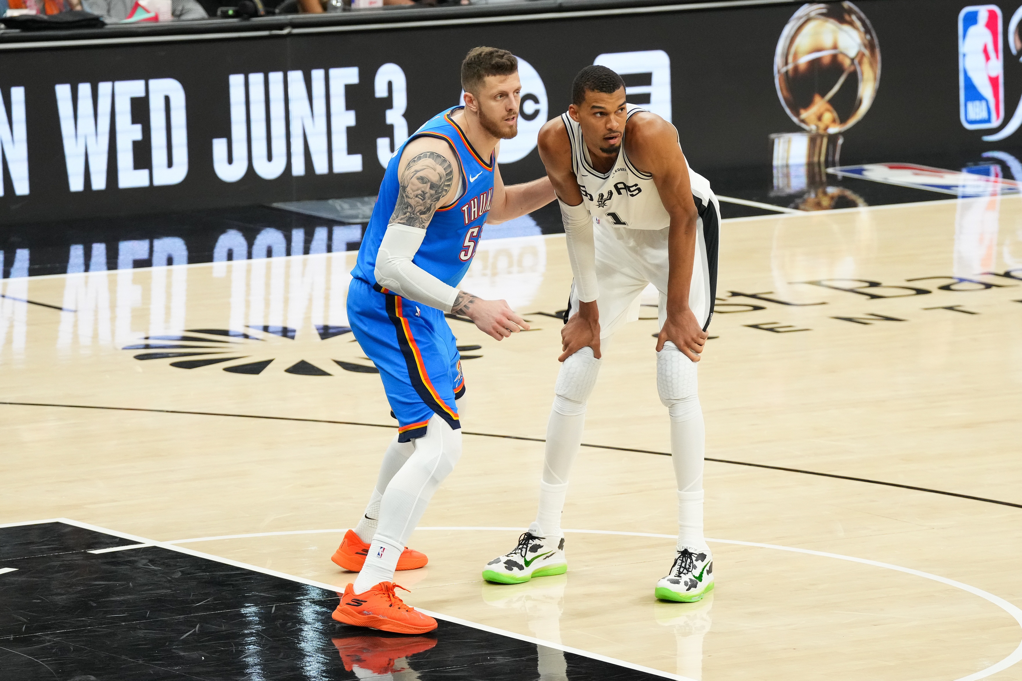 文班内线崩盘送赛点 马刺2-3命悬一线 文班内线崩盘送赛点 马刺2-3命悬一线