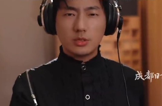 海来阿木为成都蓉城录制《赤血忠魂》 助威曲已全平台上线 海来阿木为成都蓉城录制《赤血忠魂》 助威曲已全平台上线