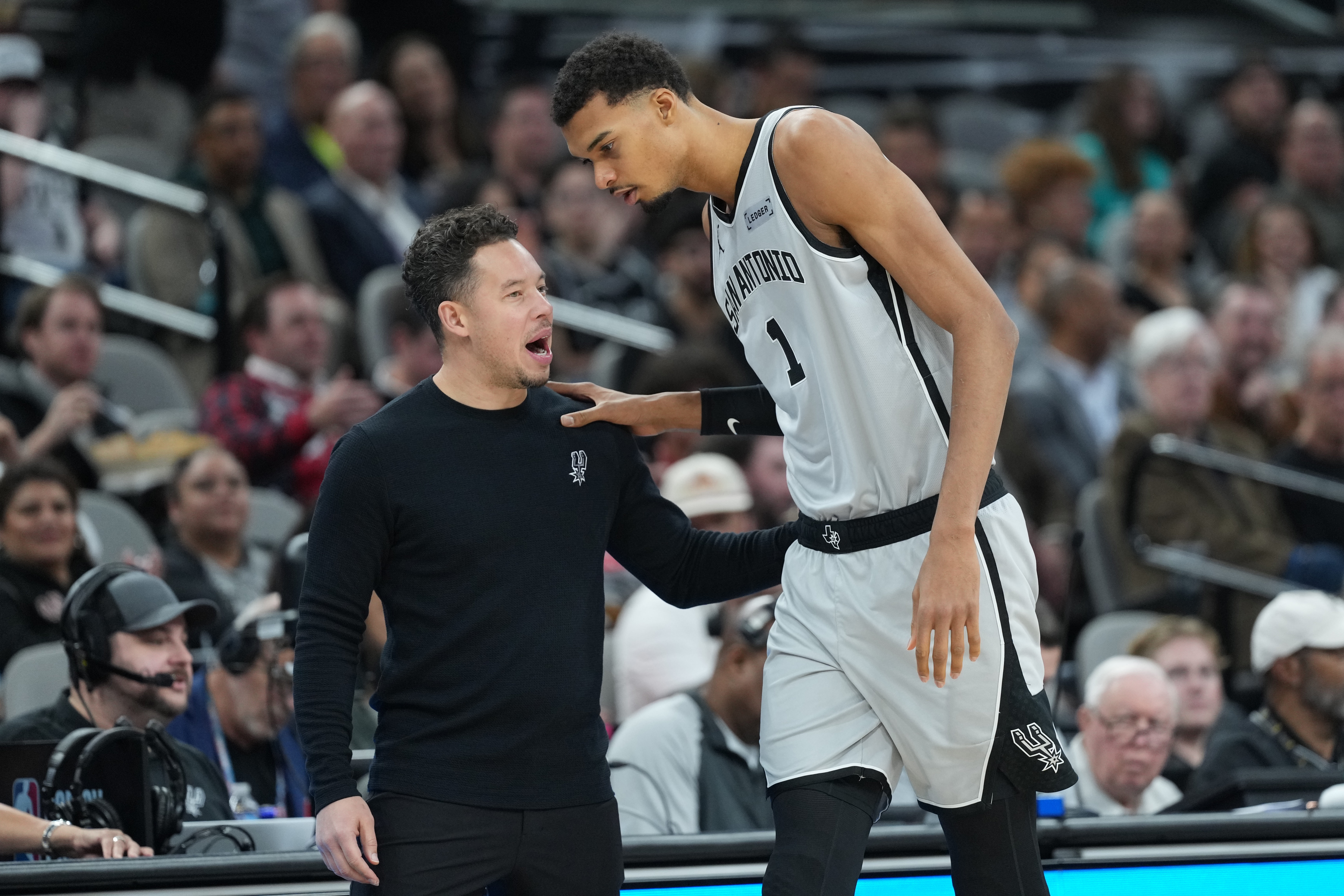 米奇：文班并非完美但勇于担责 马刺扳平雷霆总比分3-3