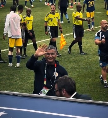 前陕西联合主帅乔瓦尼以库拉索助教身份亮相世界杯 向中国球迷致意