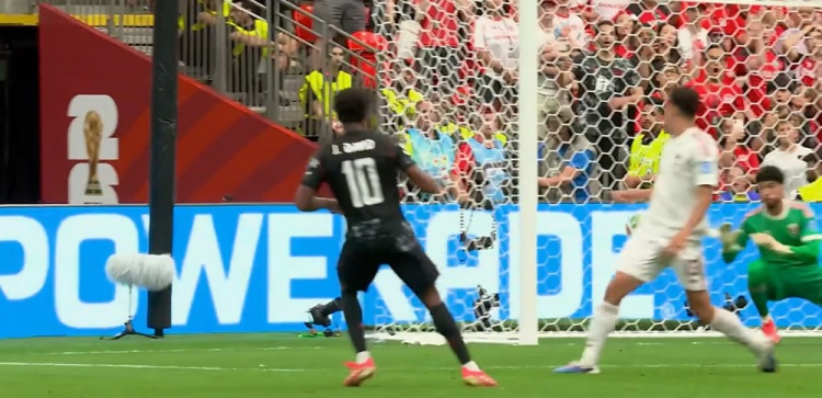 戴维双响+造红 加拿大半场3-0碾压制十人卡塔尔